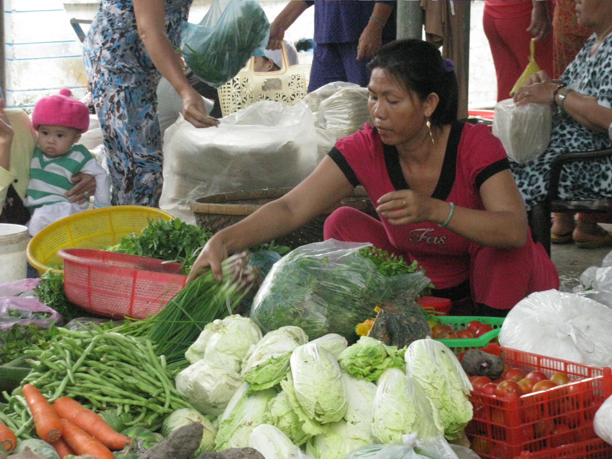 Rau xanh trong chợ B&igrave;nh Ba
