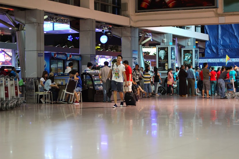 Một g&oacute;c nh&agrave; ga quốc nội s&acirc;n bay T&acirc;n Sơn Nhất đang được sửa chữa.