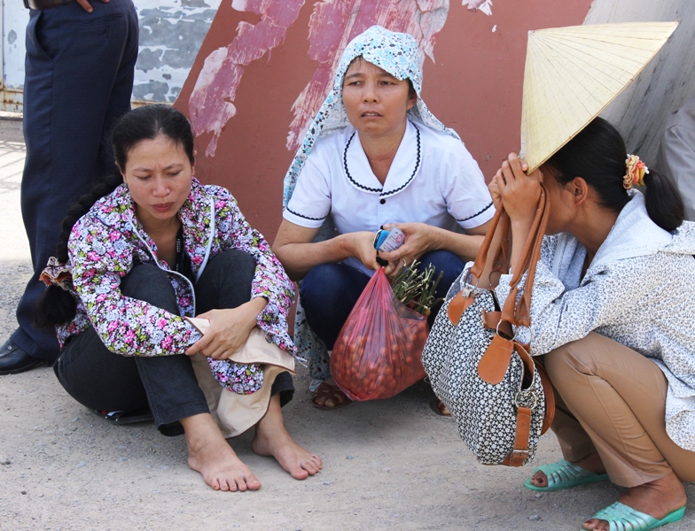 Phụ huynh ở Thanh H&oacute;a đội nắng chờ con l&agrave;m b&agrave;i