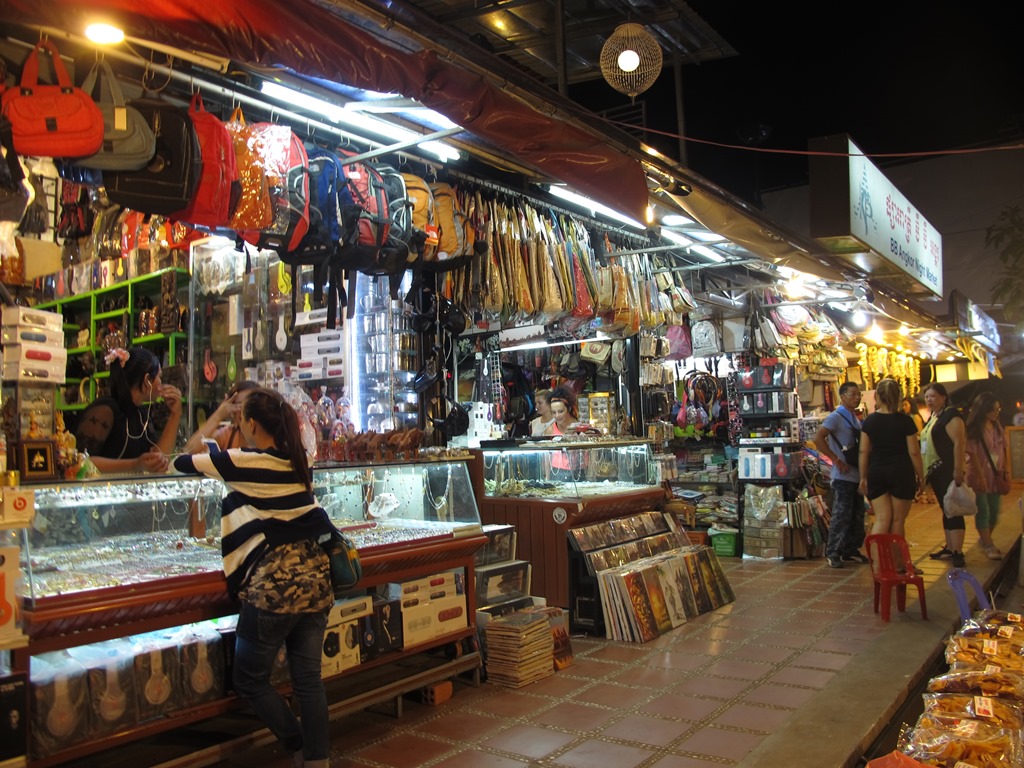 Chợ đ&ecirc;m ở Siem Riep. Ảnh: AN HI&Ecirc;N