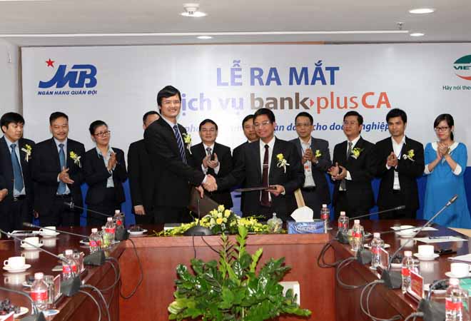 Ph&oacute; Tổng Gi&aacute;m đốc MB Ho&agrave;ng Thế Hưng (b&ecirc;n tr&aacute;i) k&yacute; kết thỏa thuận hợp t&aacute;c với &ocirc;ng Ph&ugrave;ng Văn Cường - PTGĐ Tổng c&ocirc;ng ty viễn th&ocirc;ng Viettel.
