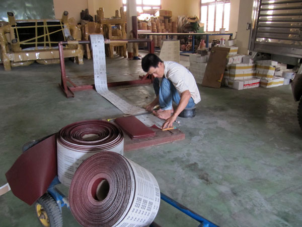 Doanh nghiệp vừa và nhỏ rất khó vay tín chấp. Trong ảnh: Một doanh nghiệp nhỏ ở quận 12, TP HCM.