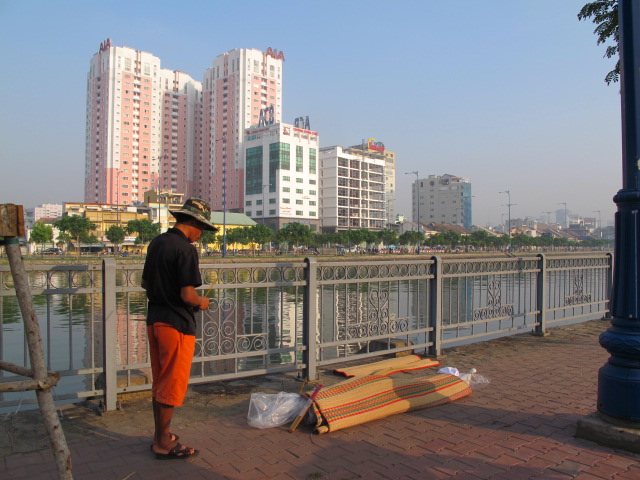 Người dân bung chạy khi phát hiện xác trên kênh