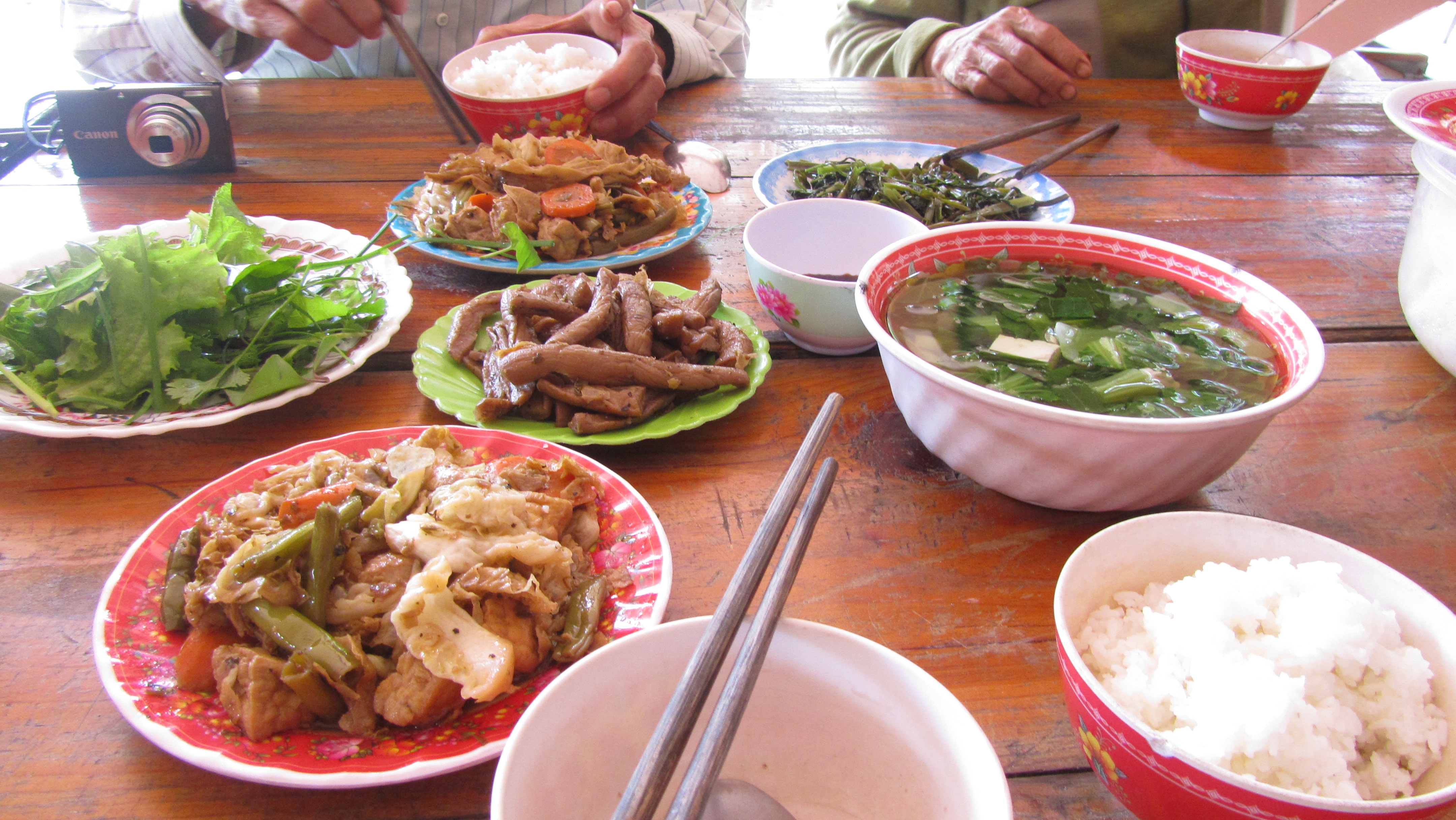 Lỡ bước, v&agrave;o giờ ăn trưa, kh&aacute;ch được mời v&agrave;o ăn cơm ch&ugrave;a. Hay nếu v&atilde;n cảnh ch&ugrave;a chỉ cần b&aacute;o trước kh&aacute;ch sẽ được ăn cơm tại ch&ugrave;a B&aacute;t Nh&atilde;