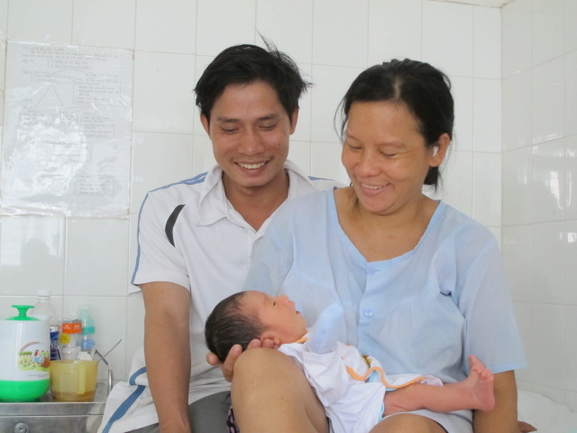 Vợ chồng chị Nguyễn Thị Minh T&acirc;m hạnh ph&uacute;c khi con được trở về