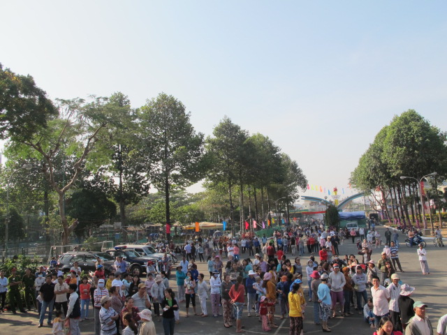 Người d&acirc;n b&ecirc;n ngo&agrave;i