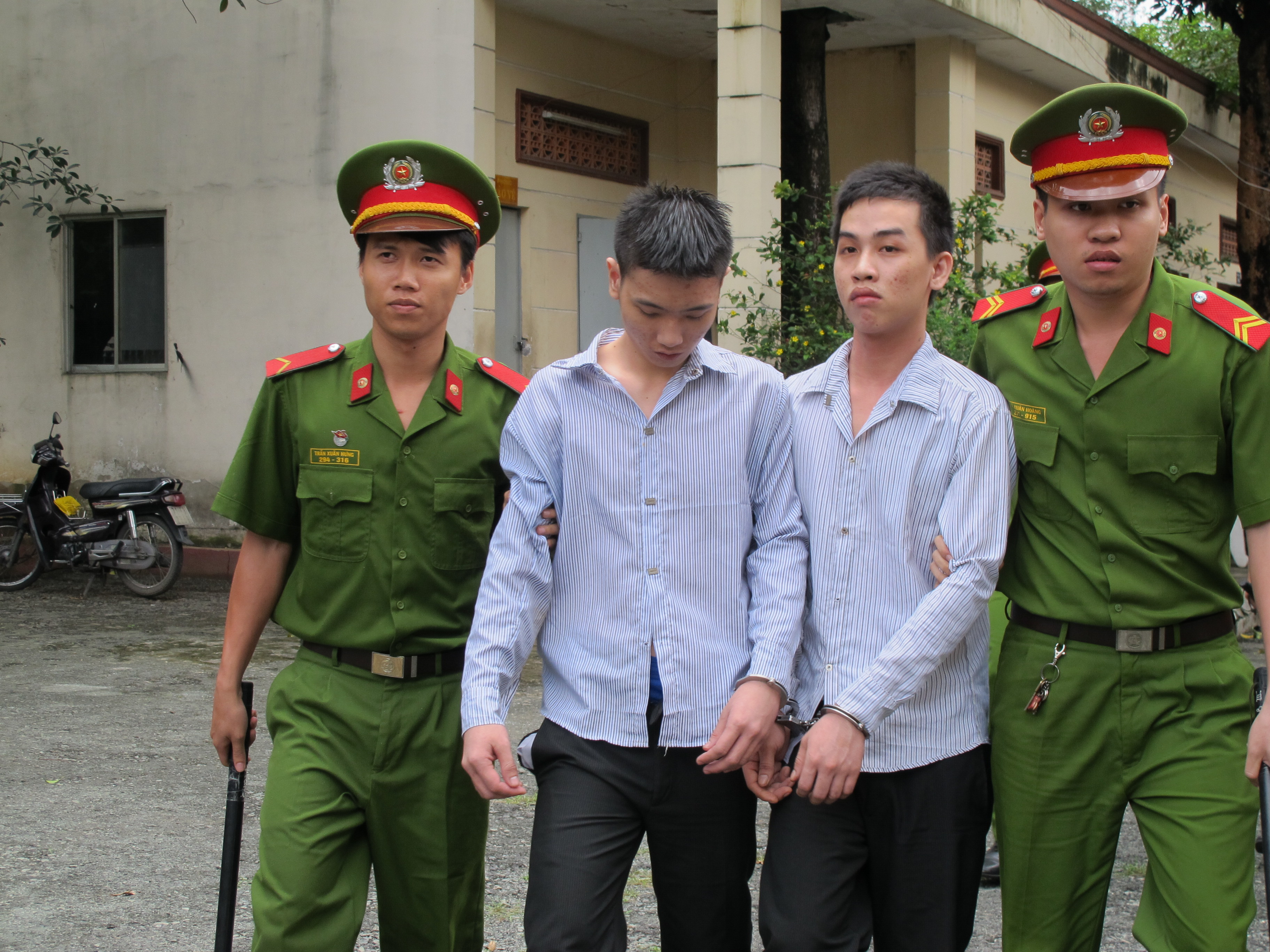 Giao cấu với thiếu nữ say xỉn, hai thanh niên ngồi tù