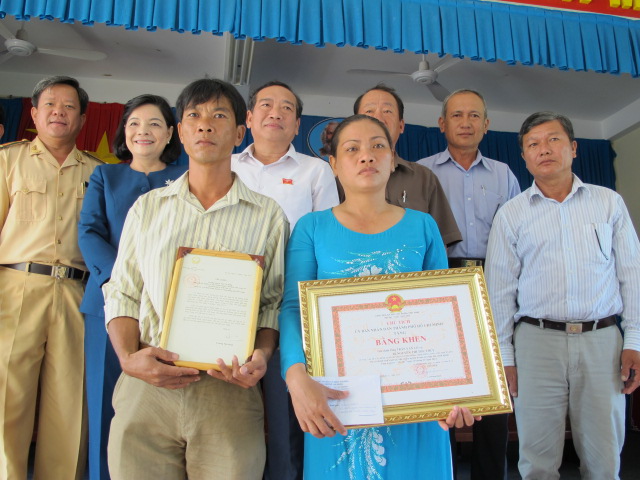 Vợ chồng anh Có, chị Thủy nhận thư và bằng khen