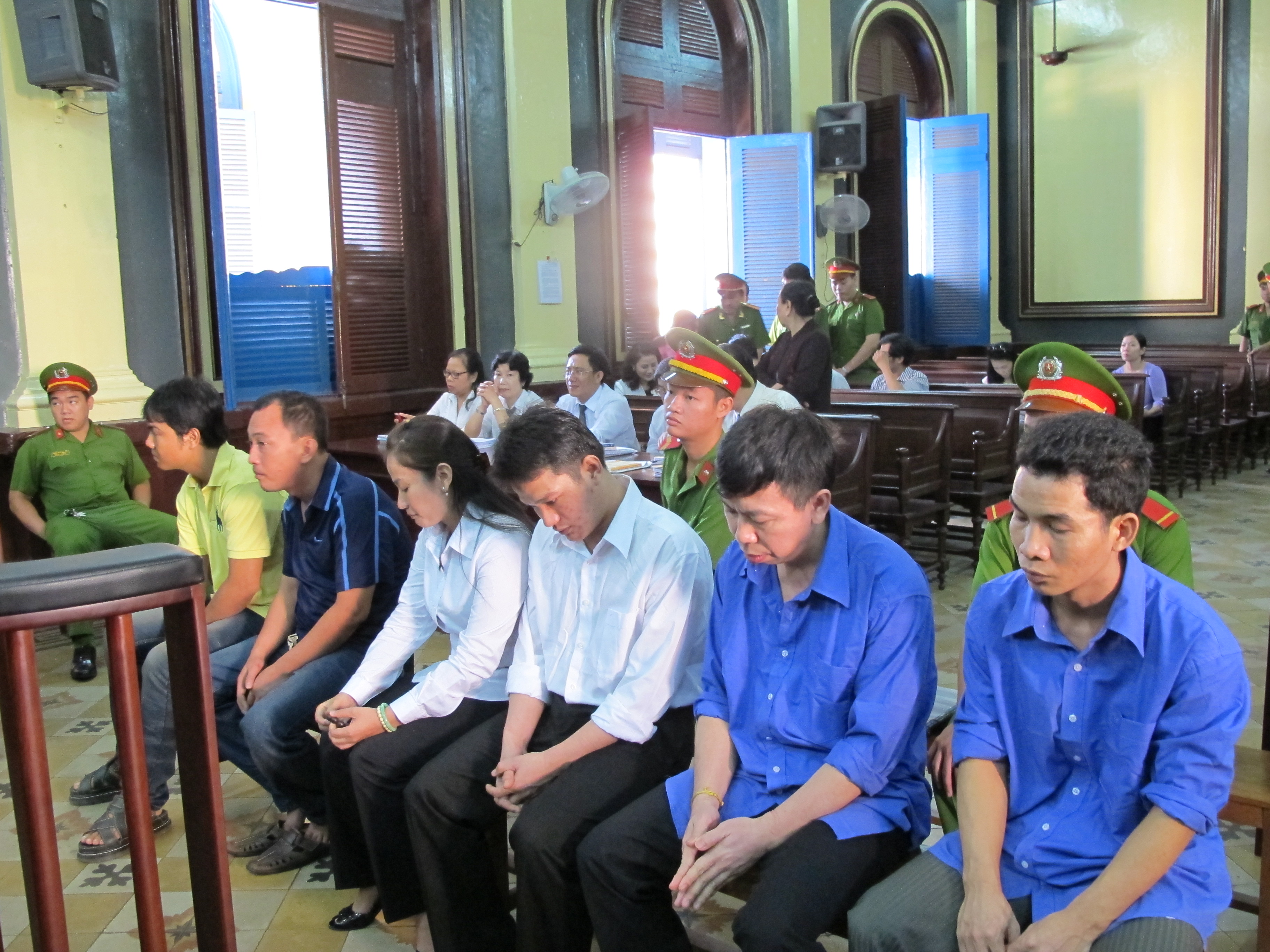 Vợ chồng Phan Cao Tr&iacute; v&agrave; thuộc cấp trước v&agrave;nh m&oacute;ng ngựa