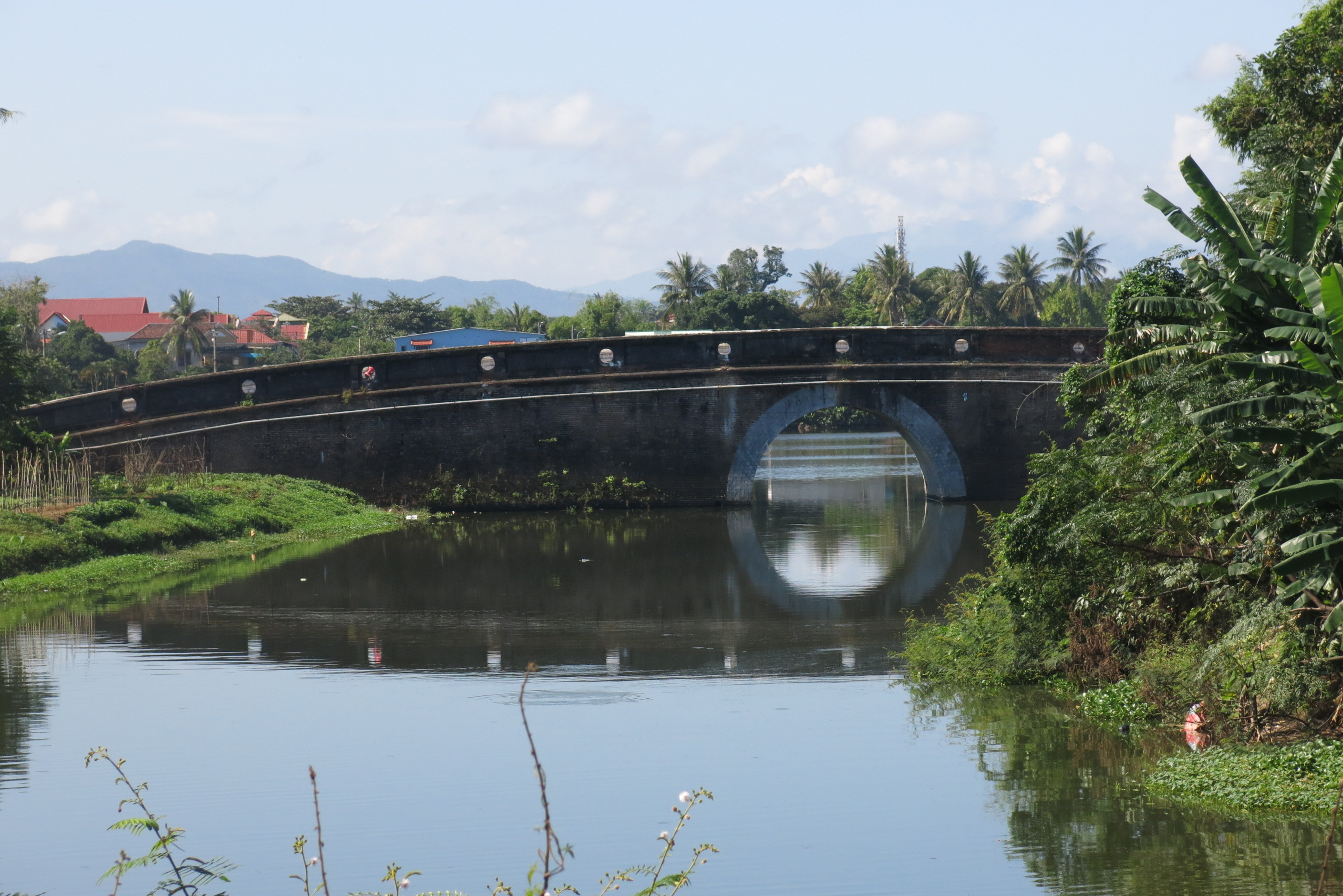 Một chiếc cầu cong cong duy&ecirc;n d&aacute;ng