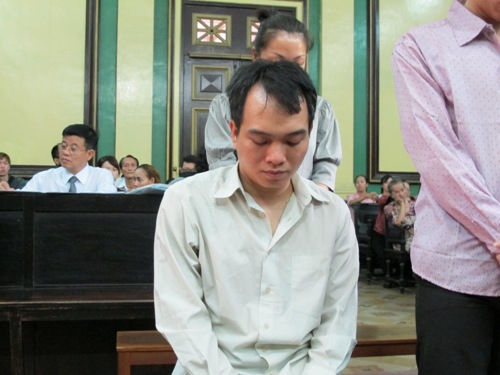 Tú ông Nguyễn Tấn Đạt bị liệt chân nên phải ngồi nghe tuyên án