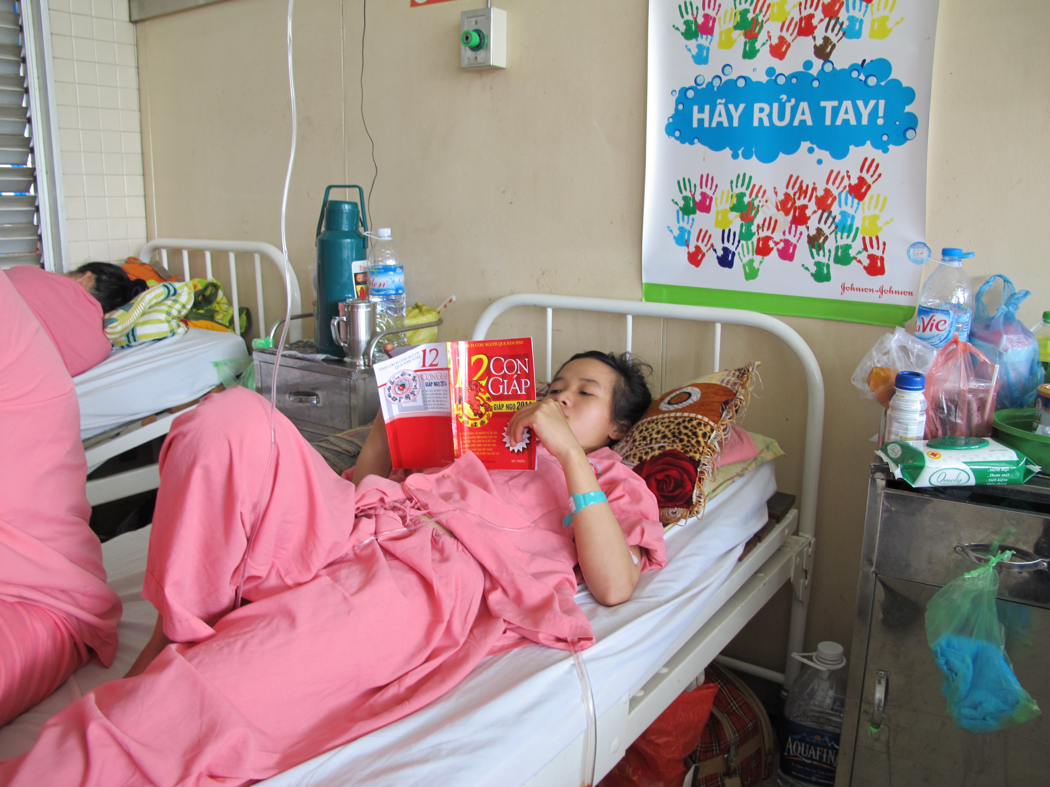 Ngăn đánh nhau, thiếu nữ bị đâm thủng phổi
