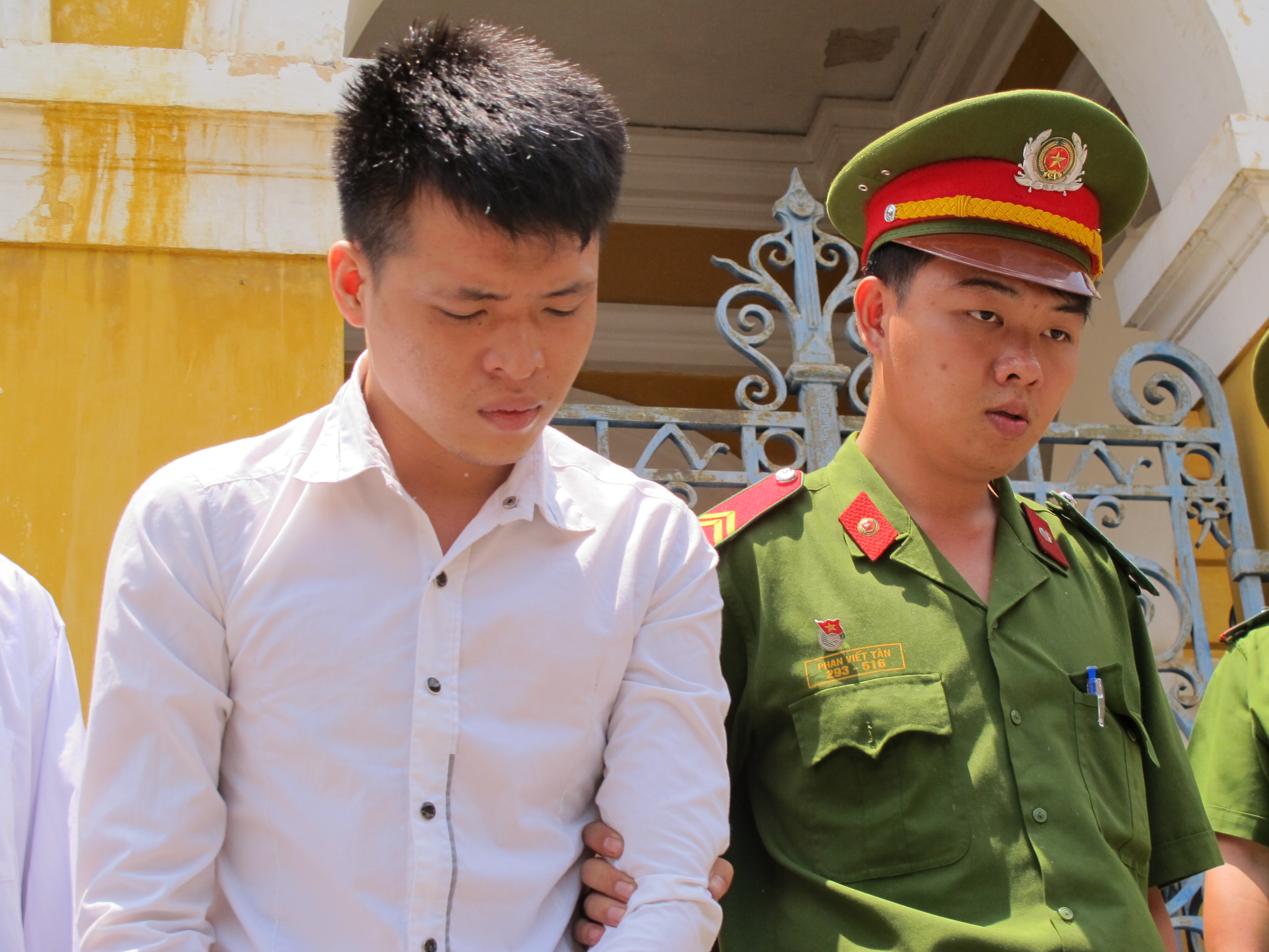 Trộm kim cương 900 triệu đồng, hiếu thảo đem "biếu" mẹ