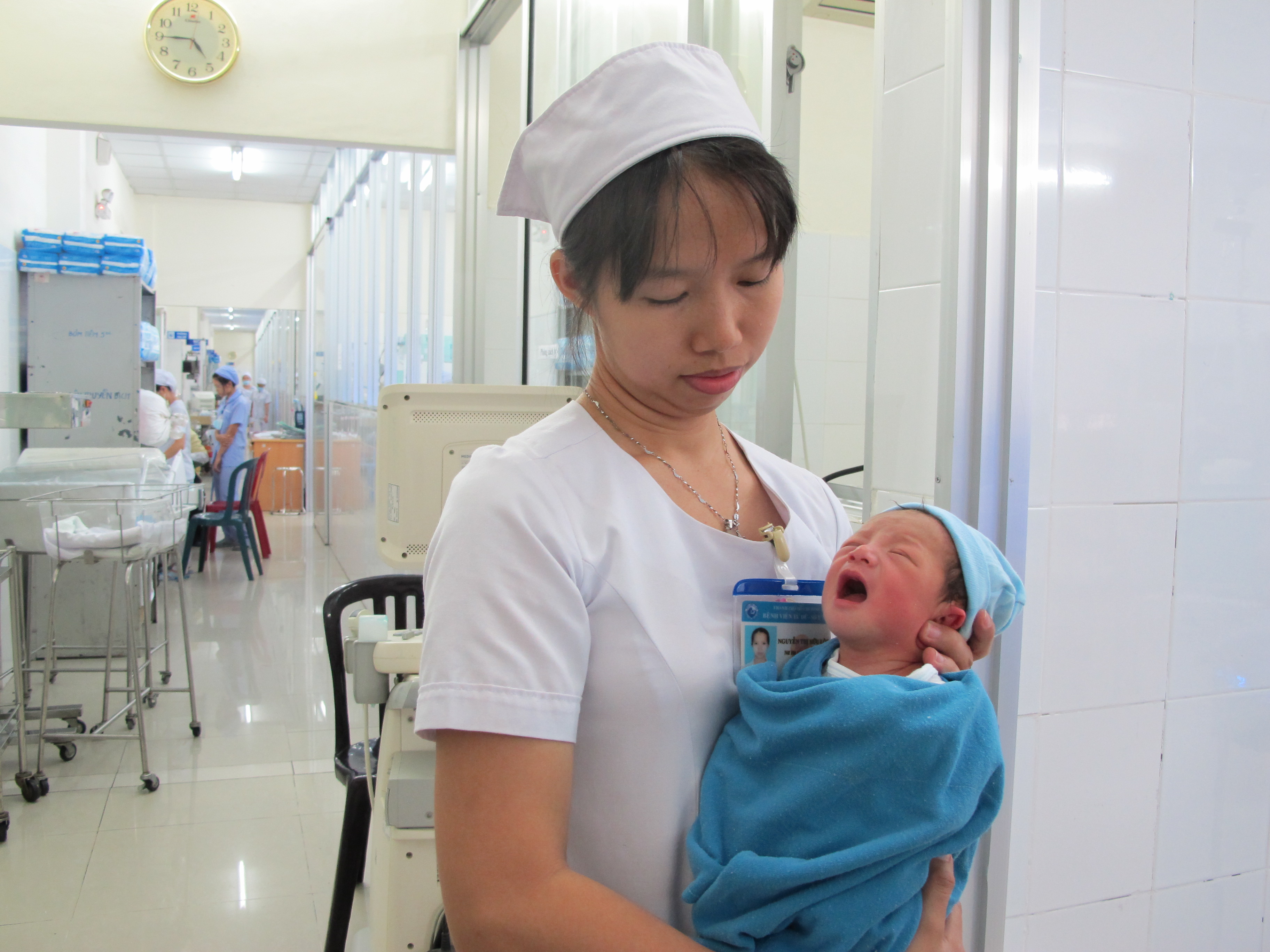 B&eacute; trai đang được c&aacute;c b&aacute;c sĩ chăm s&oacute;c v&agrave; rất khỏe mạnh
