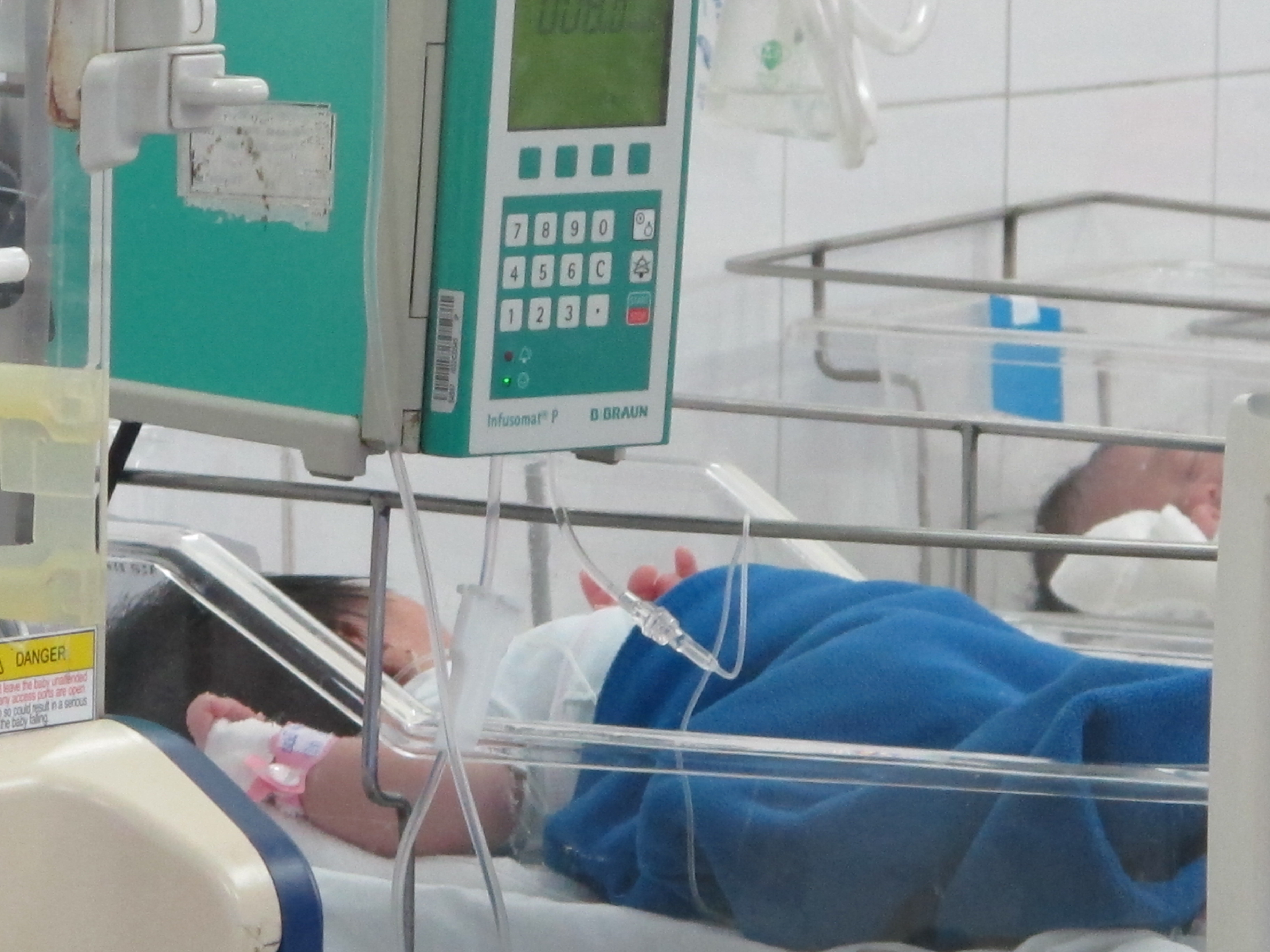 B&eacute; b&uacute; được, da dẻ hồng h&agrave;o v&agrave; c&acirc;n nặng 2,9 kg