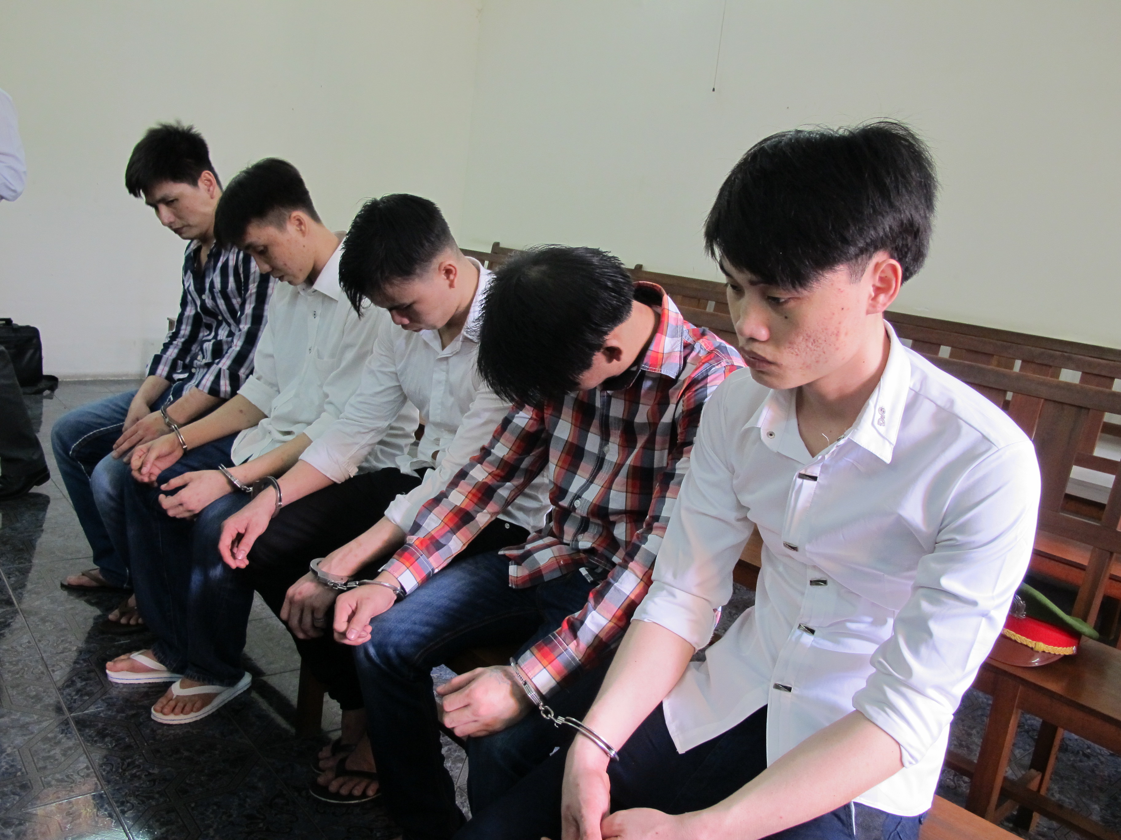Dùng roi điện cướp táo tợn 147.000 USD