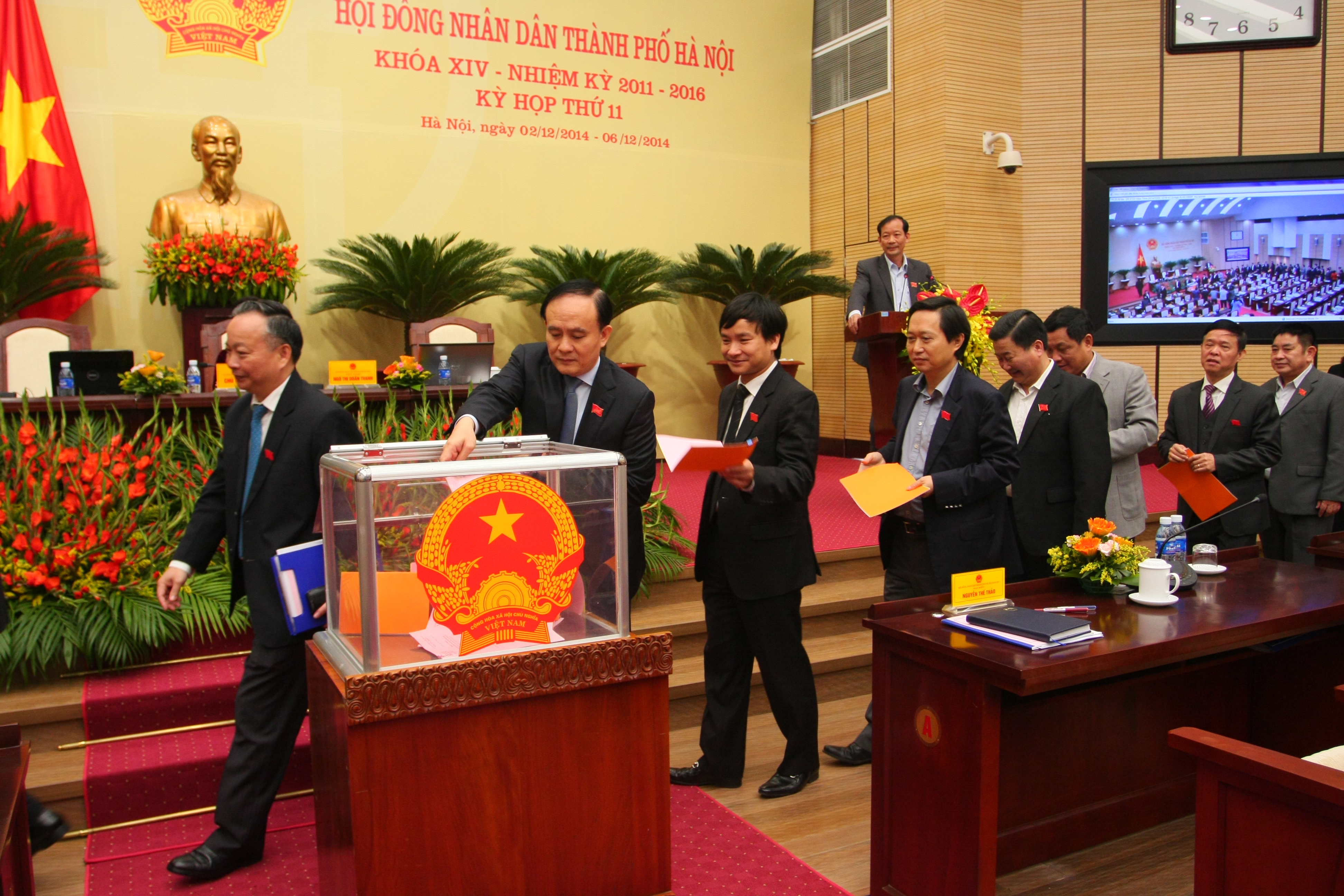 C&aacute;c đại biểu HĐND TP H&agrave; Nội bỏ phiếu t&iacute;n nhiệm s&aacute;ng 3-12.