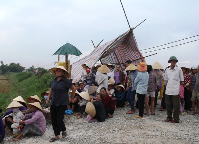 H&agrave;ng trăm người d&acirc;n ở c&aacute;c x&atilde; Y&ecirc;n T&acirc;m, Y&ecirc;n Trung, huyện Y&ecirc;n Định (Thanh H&oacute;a) dựng lều bao v&acirc;y trại heo g&acirc;y &ocirc; nhiễm