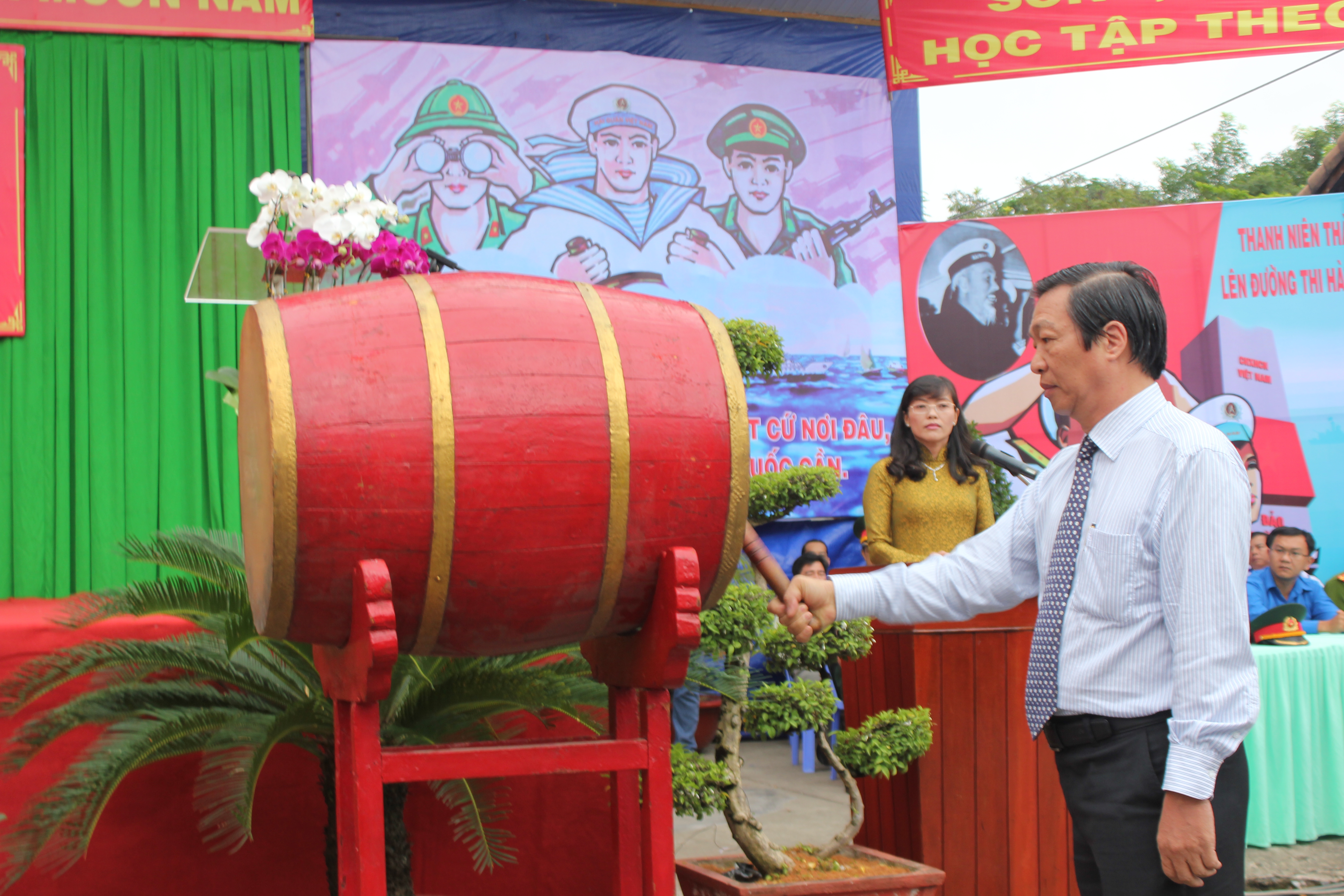 L&atilde;nh đạo quận 4 thực hiện nghi thức đốt đuốc v&agrave; đ&aacute;nh trống trước giờ thanh ni&ecirc;n l&ecirc;n đường