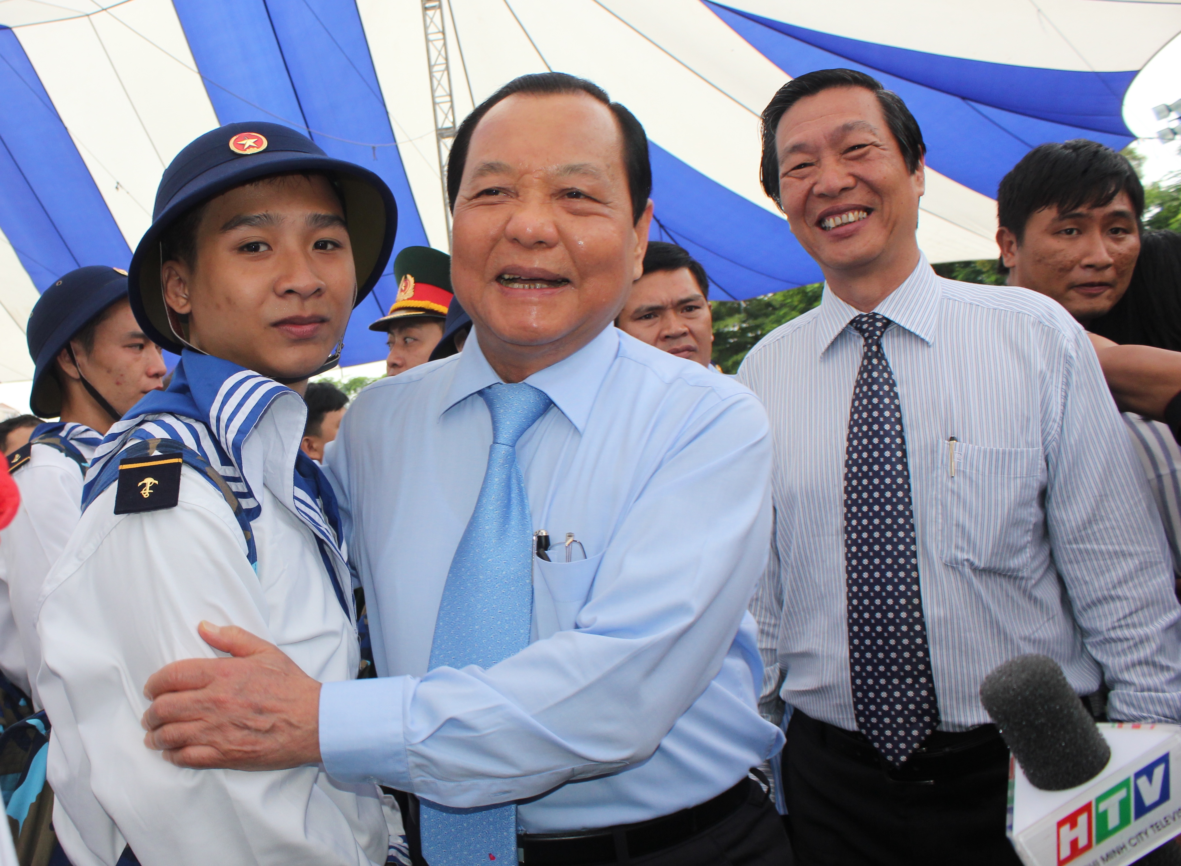 Ủy vi&ecirc;n Bộ Ch&iacute;nh trị, B&iacute; thư Th&agrave;nh ủy TP HCM L&ecirc; Thanh Hải động vi&ecirc;n, dặn d&ograve; c&aacute;c t&acirc;n binh l&agrave;m nhiệm vụ tại Lữ đo&agrave;n 957, V&ugrave;ng 4 Hải qu&acirc;n: Trong t&igrave;nh h&igrave;nh hiện nay, nhiệm vụ bảo vệ chủ quyền quốc gia c&agrave;ng v&ocirc; c&ugrave;ng quan trọng. Ch&uacute;c c&aacute;c ch&aacute;u ho&agrave;n th&agrave;nh tốt nhiệm vụ, xứng đ&aacute;ng l&agrave; thanh ni&ecirc;n TP mang t&ecirc;n B&aacute;c