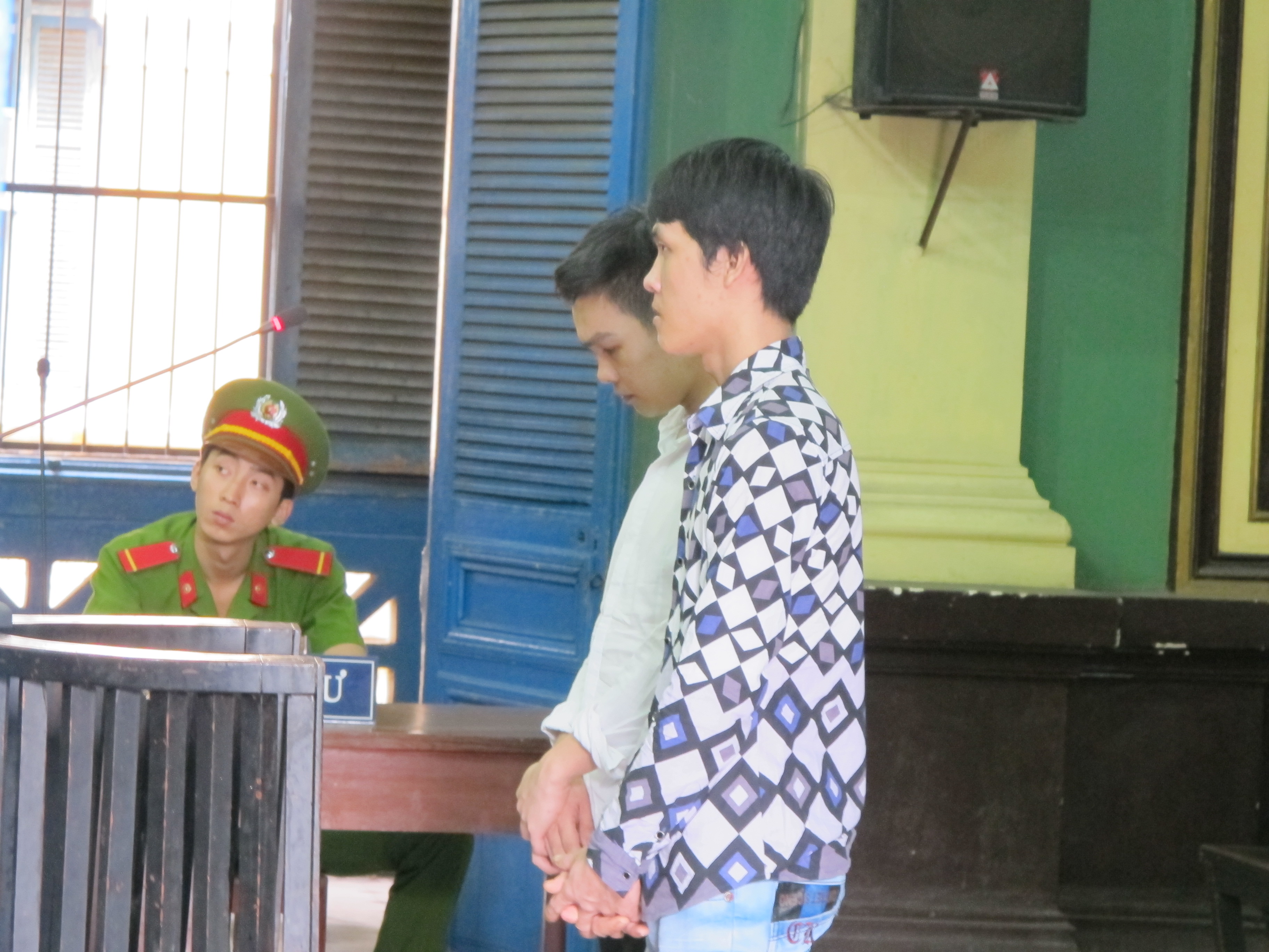 Nghe con gái giám đốc rủ rê, 2 công nhân bị tội hiếp dâm