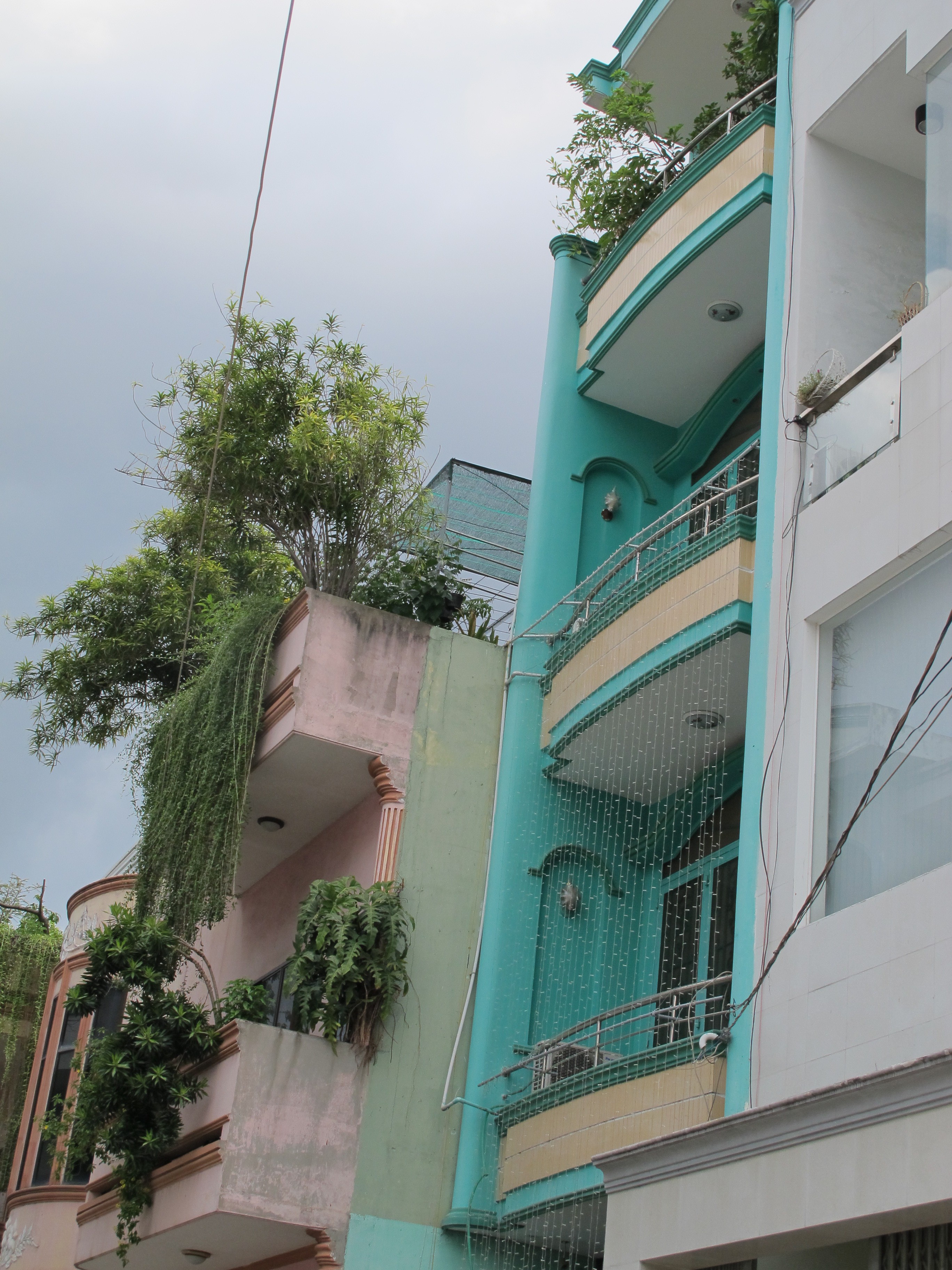 B&eacute; trai nhảy từ tầng 3 ng&ocirc;i nh&agrave; m&agrave;u xanh