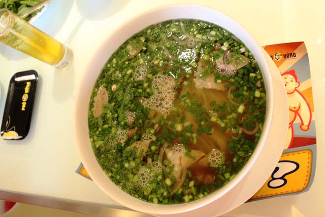 T&ocirc; phở khổng lồ, gấp 4 lần t&ocirc; b&igrave;nh thường được bưng ra