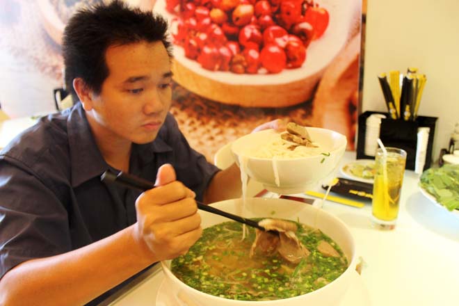 Kh&aacute;ch phải d&ugrave;ng đến một t&ocirc; nhỏ hơn để ăn