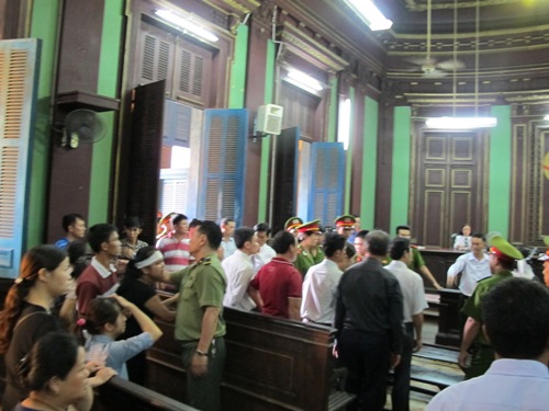 Hoãn xử vụ giết người, người nhà nạn nhân đại náo tòa án