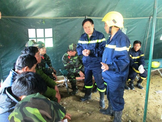Vụ sập hầm thủy điện: Đã đưa được 12 nạn nhân ra khỏi hầm!