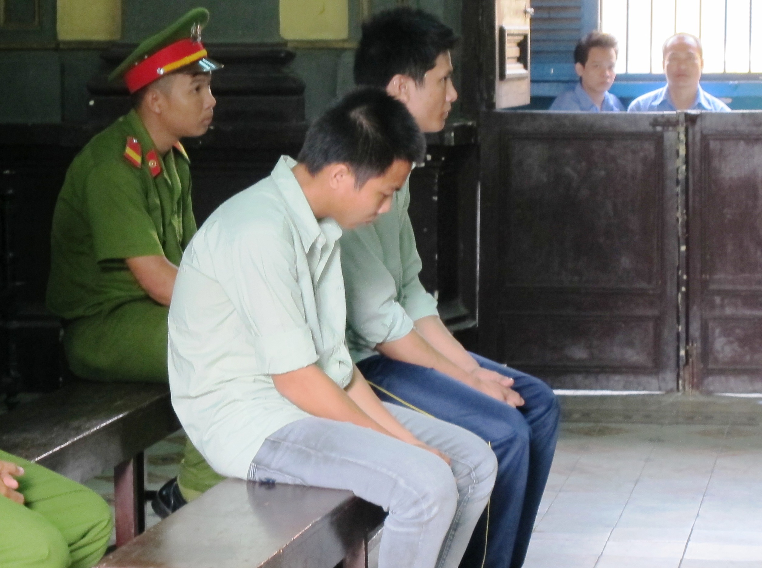 Hai y&ecirc;u r&acirc;u xanh tại phi&ecirc;n ph&uacute;c thẩm