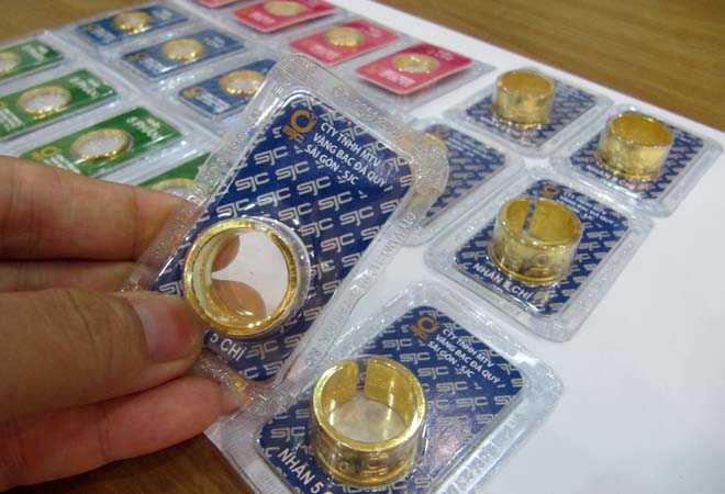 V&agrave;ng nhẫn SJC v&agrave; c&aacute;c loại v&agrave;ng nữ trang 99,99 c&oacute; gi&aacute; thấp hơn v&agrave;ng miếng tới 4 triệu đồng/lượng.