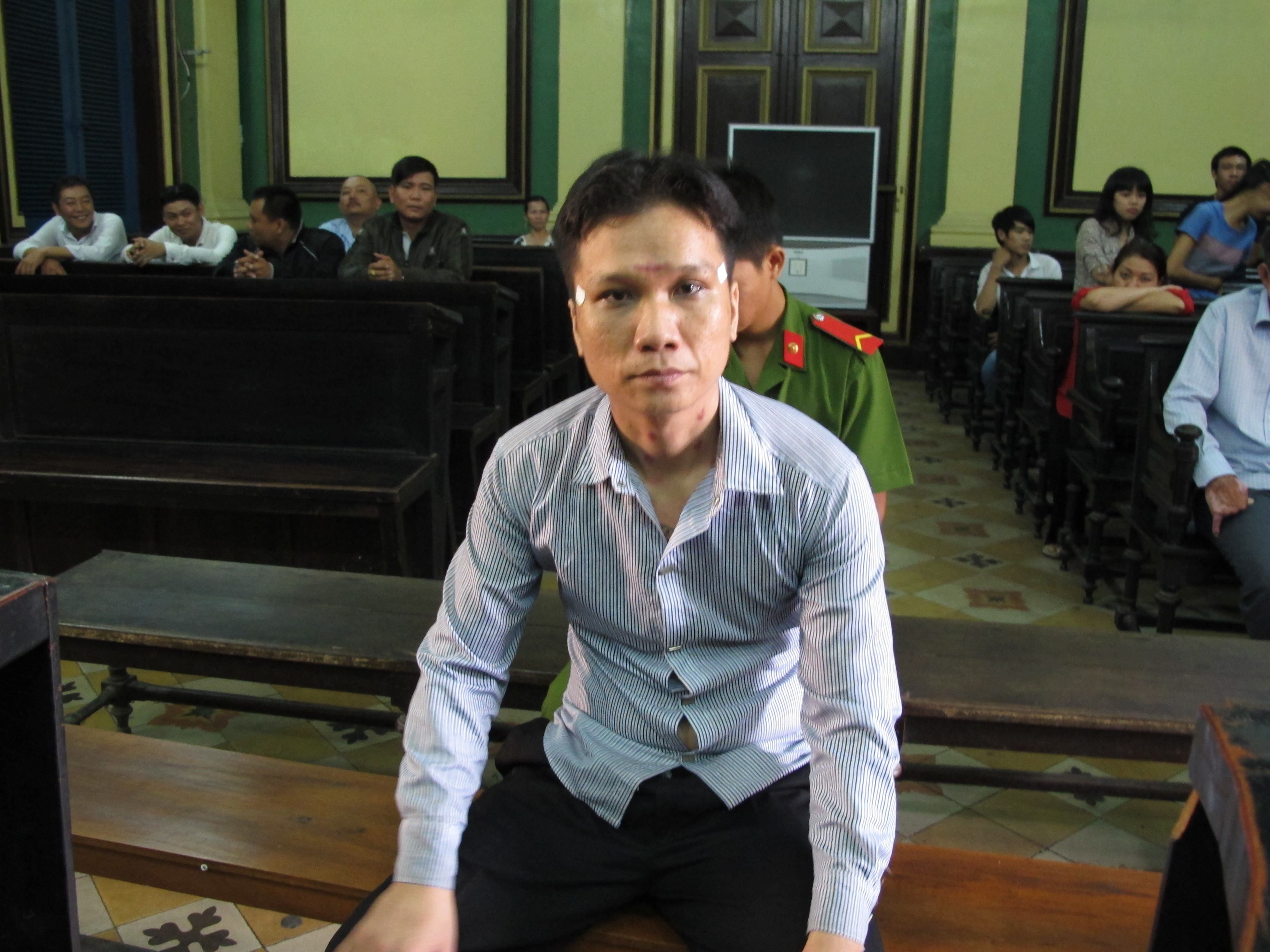 Đi đòi nợ thuê, côn đồ lạnh lùng đổ xăng đốt người