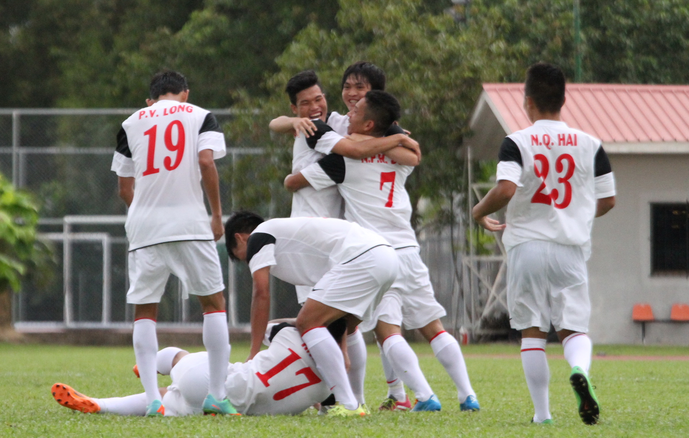 Quốc vương Brunei tặng quà U19 Việt Nam