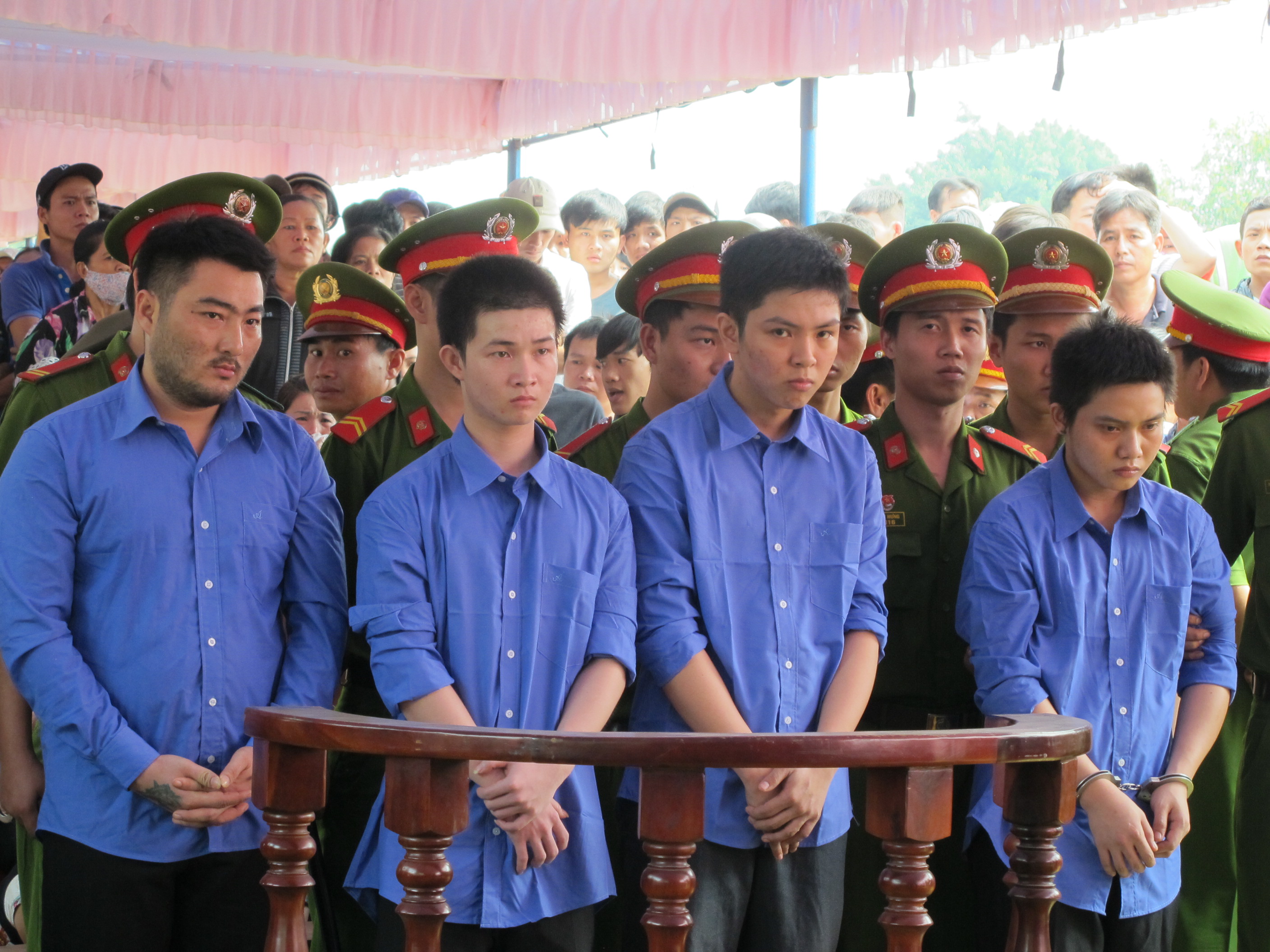 Ch&acirc;n dung nhóm tr&ocirc;̣m chó tại phi&ecirc;n tòa lưu đ&ocirc;̣ng