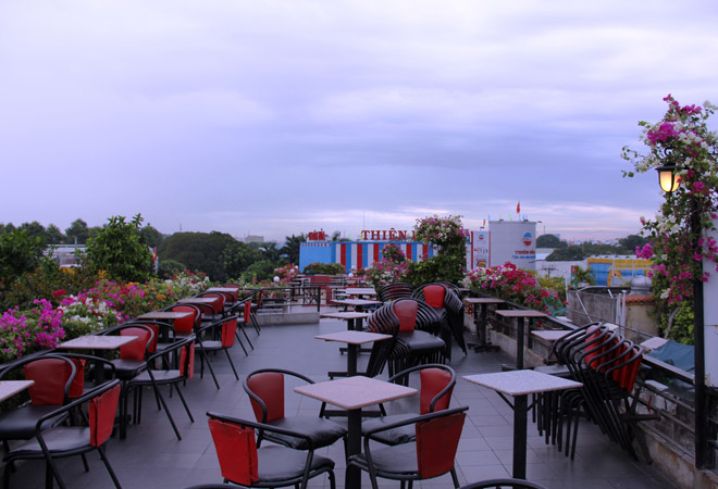 Những qu&aacute;n c&agrave; ph&ecirc; được đầu tư kh&aacute; đơn giản nhưng gi&aacute; b&aacute;n thuộc loại cao v&igrave; chi ph&iacute; thu&ecirc; mặt bằng lớn