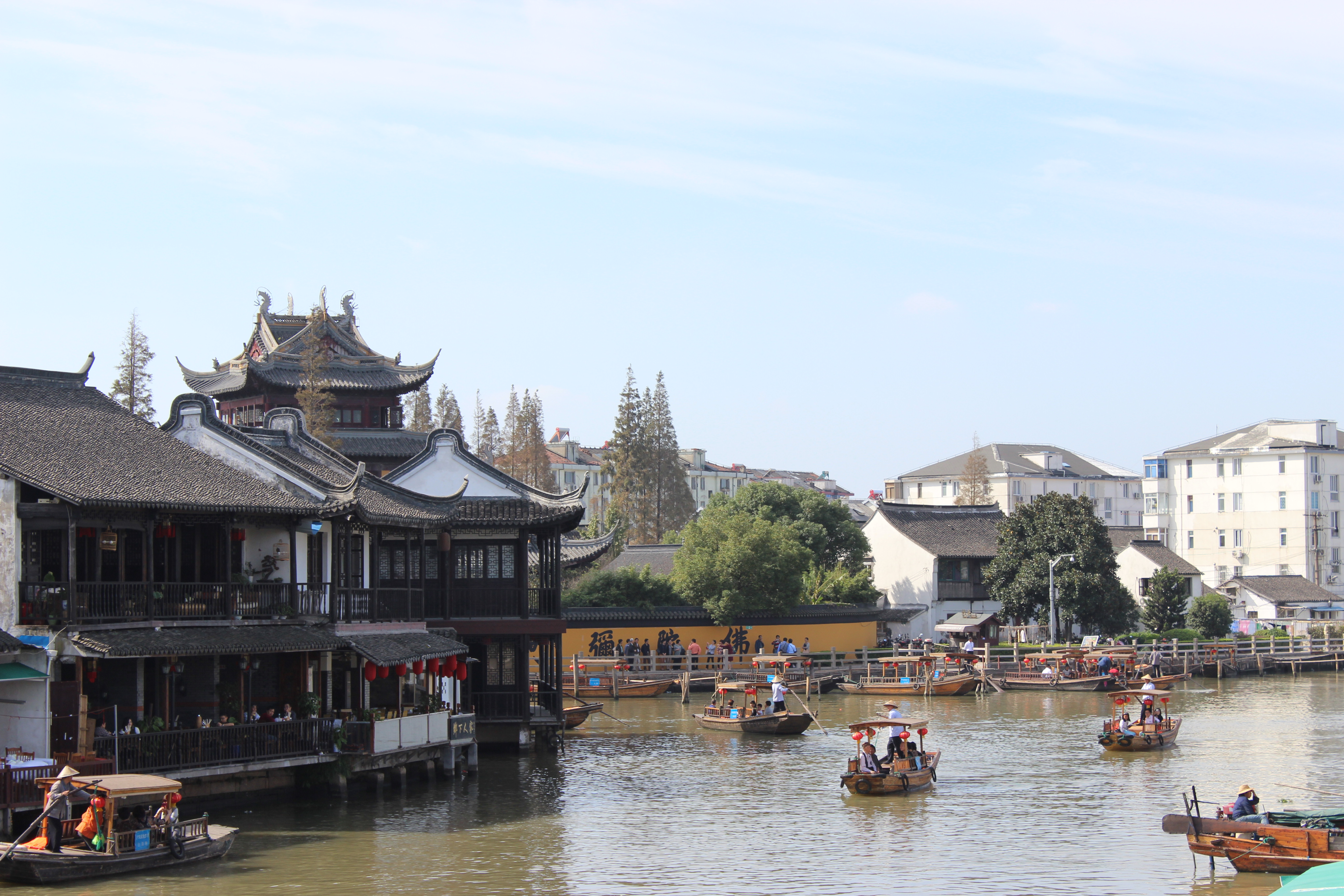 Những con thuyền chở kh&aacute;ch thưởng ngoạn phong cảnh