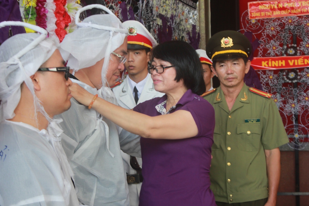 B&agrave; Nguyễn Thị Lệ Thủy, Thư k&yacute; t&ograve;a soạn B&aacute;o Người Lao Động chia buồn c&ugrave;ng gia quyến thiếu tường.