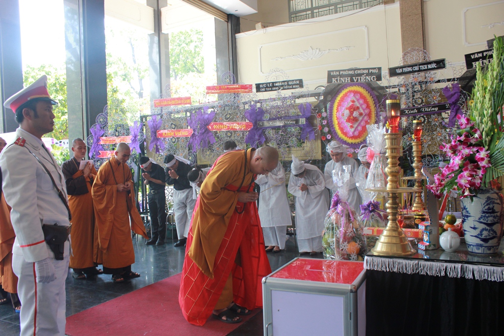 Chư tăng đến viếng thiieeus tường Phan Xu&acirc;n Xo&agrave;n