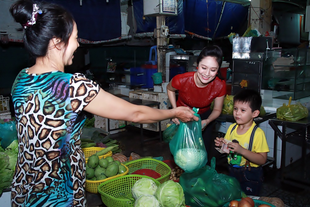 Thanh Th&uacute;y c&ugrave;ng con trai đi dạo chợ Bến Th&agrave;nh