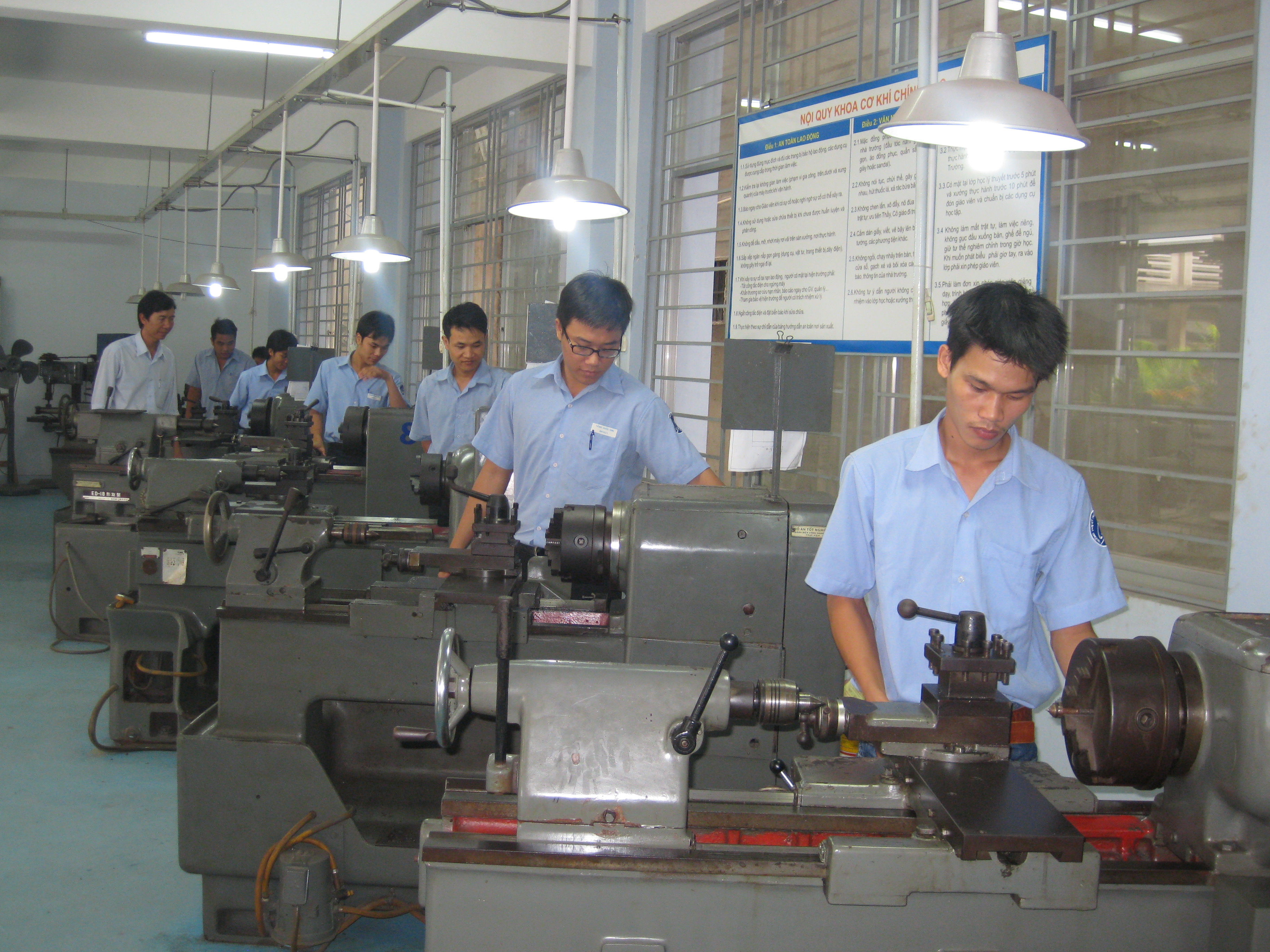 Học vi&ecirc;n đang thực h&agrave;nh tại cơ sở Dạy nghề