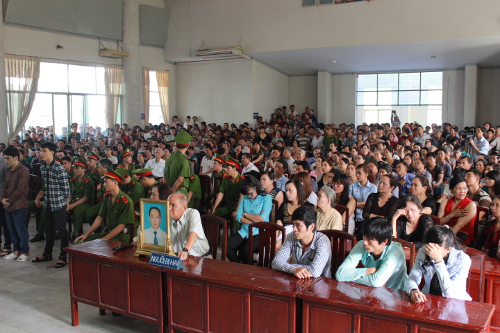 Nhiều người d&acirc;n đ&atilde; đến tham dự phi&ecirc;n t&ograve;a
