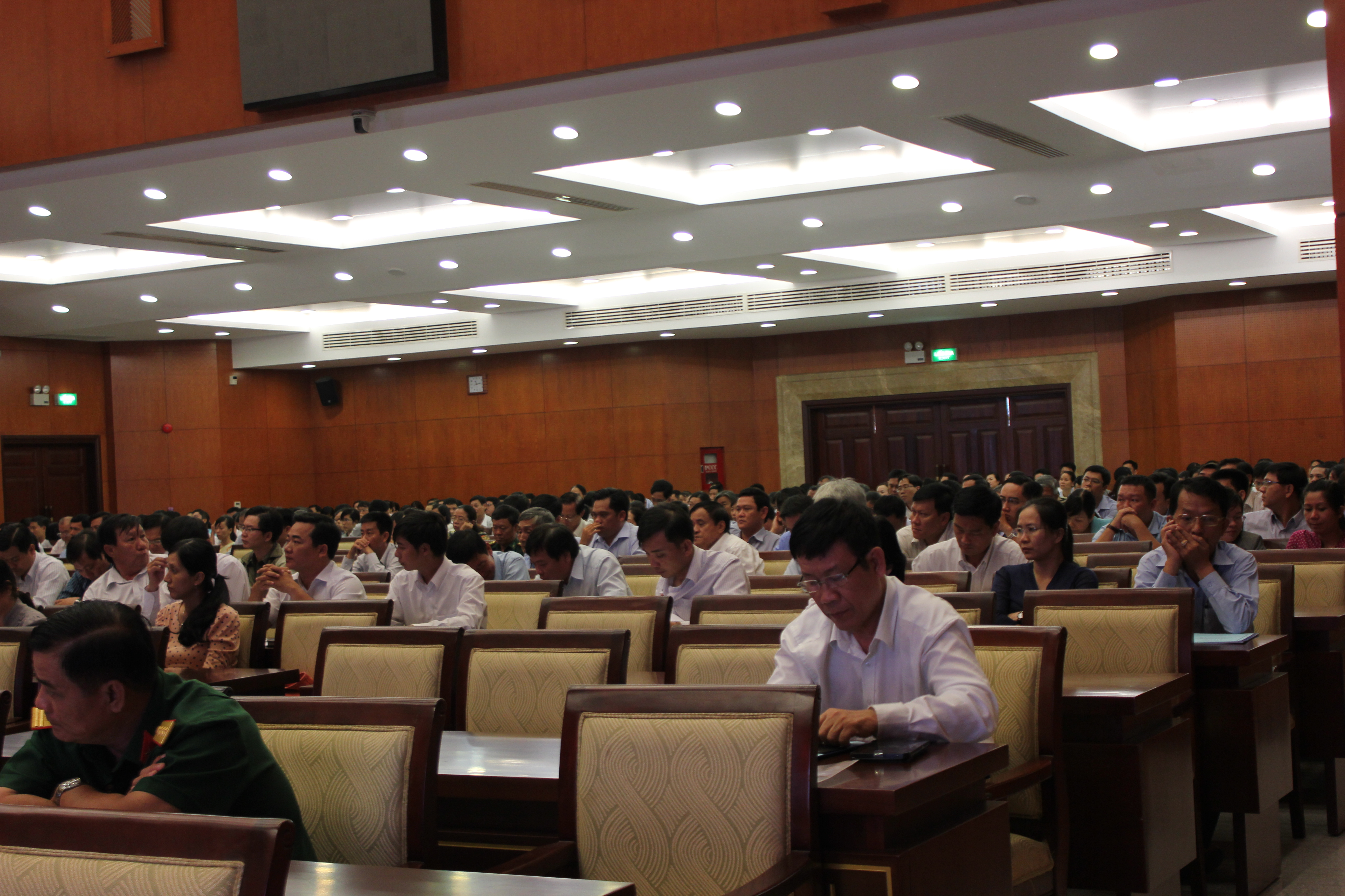 L&atilde;nh đạo 4 quận huyện v&agrave; 28 x&atilde;, phường, thị trấn bị ph&ecirc; b&igrave;nh v&igrave; vắn họp