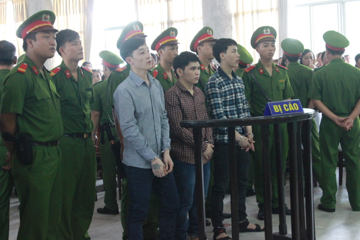 Bi c&aacute;o Long (&aacute;o ca r&ocirc; đậm), Anh (&aacute;o xanh nhạt) v&agrave; Tốt nghe tuy&ecirc;n &aacute;n