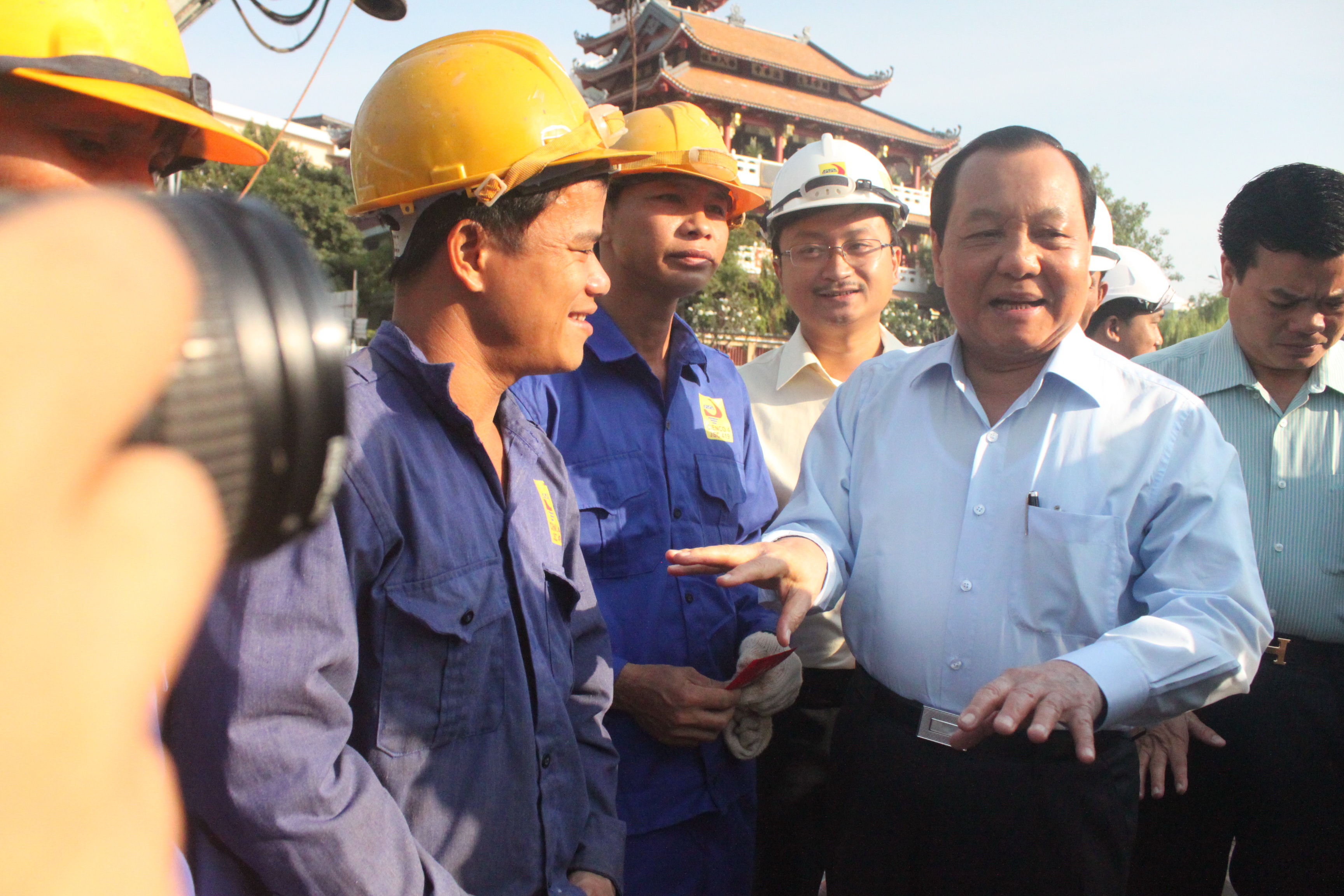Bí thư Thành ủy TP HCM Lê Thanh Hải động viên công nhân thi công cầu Hậu Giang