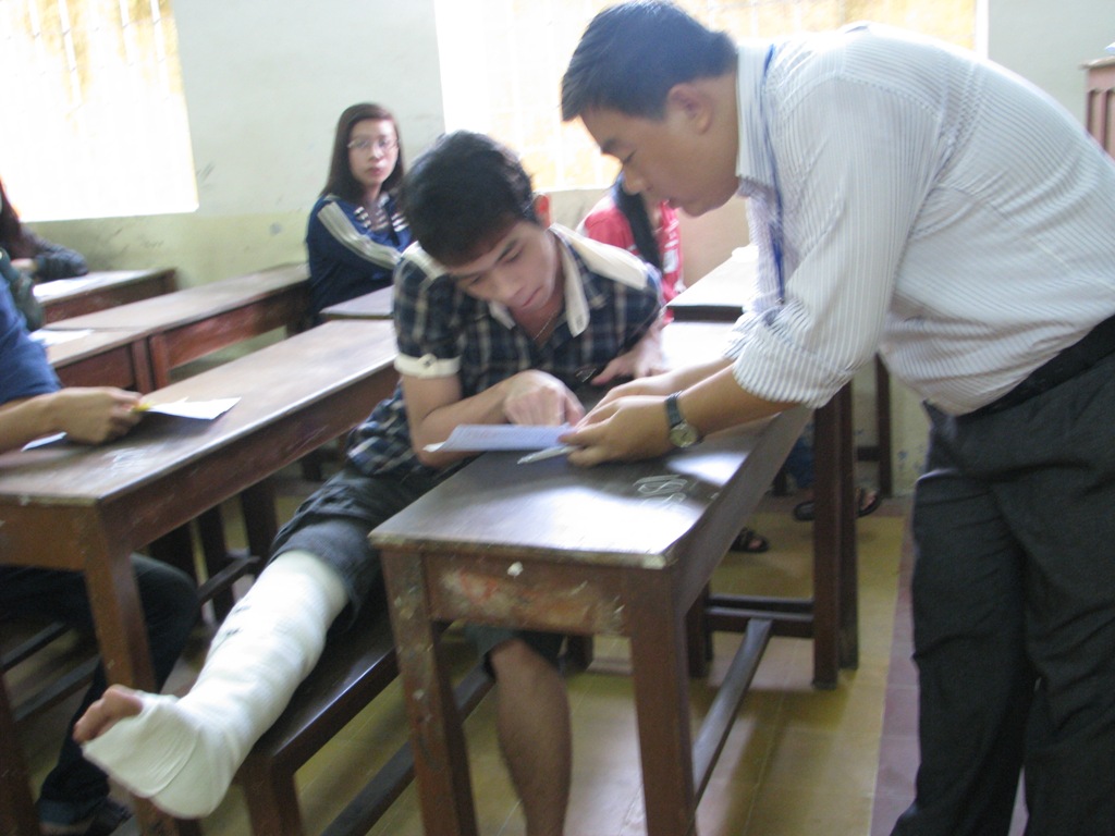 Bị xe tải tông, vẫn không bỏ thi