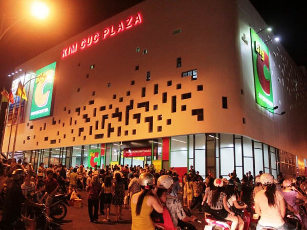 B&ecirc;n ngo&agrave;i đại si&ecirc;u thị