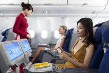 Vietnam Airlines nâng hạng thương gia cho người đi cùng