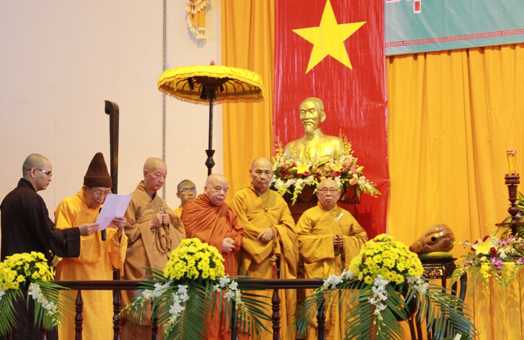 H&ograve;a thượng Th&iacute;ch Đức Nghiệp đọc th&ocirc;ng điệp của Đức Ph&aacute;p chủ Gi&aacute;o hội Phật gi&aacute;o Việt Nam về h&ograve;a b&igrave;nh tại biển Đ&ocirc;ng