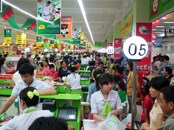 Rất đ&ocirc;ng kh&aacute;ch h&agrave;ng đến mua sắm v&agrave; tham quan đại si&ecirc;u thị